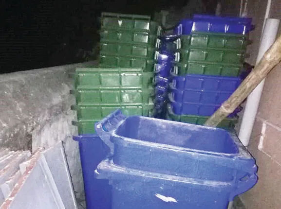 ଗଞ୍ଜାମରେ କୋଭିଡ଼୍‌ ଭିତ୍ତିଭୂମିର ସ୍ଥିତି : ପଞ୍ଚାୟତ ଗୋଦାମ୍‌ରେ ଖତ ଖାଉଛି ଖଟିଆ ଓ ସାନିଟାଇଜର୍‌ ମେସିନ୍‌