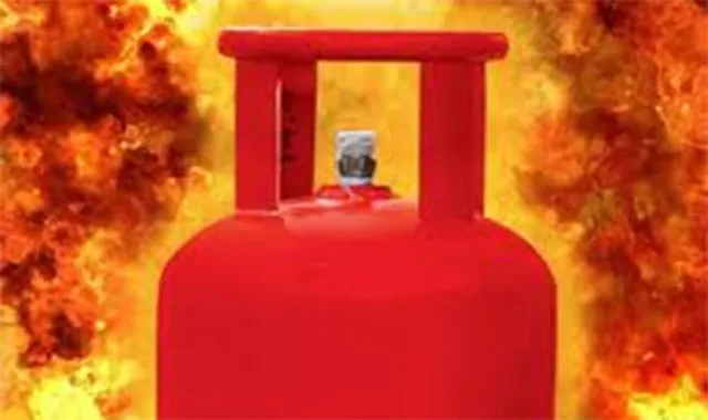 ଗ୍ୟାସ୍‌ ପାଇପ୍‌ ଫାଟି ନିଆଁ ଲାଗିଲା: ମହିଳା ଗୁରୁତର, ଯୁବତୀ ଆହତ