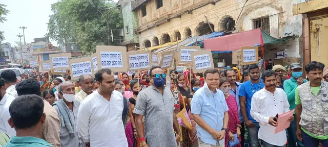 ଘର ଡିହ ପ୍ରଦାନ ଦାବିରେ ପୌର କାର୍ଯ୍ୟାଳୟ ଘେରିଲେ ବସ୍ତି ବାସିନ୍ଦା