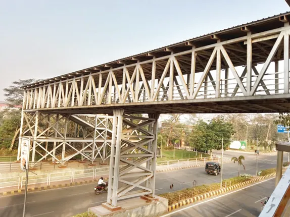 ଫୁଟ୍‌ ଓଭରବ୍ରିଜ୍‌ ନିର୍ମାଣ କରି ଭୁଲିଗଲେ : ୫ କୋଟି ବରବାଦ