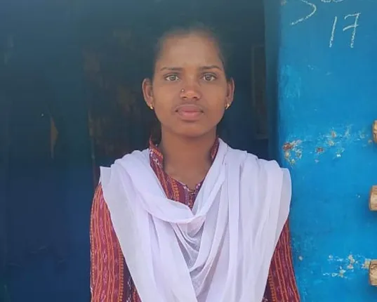 ବହୁ କଲେଜ ପଢୁଆ ଯୁବତୀଙ୍କ ଆଦର୍ଶ ପଦ୍ମିନୀ; ଛୁଟି ଦିନରେ କରନ୍ତି କୁଲି କାମ, ଅନ୍ୟ ଦିନରେ କ୍ଲାସ