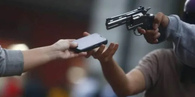 ବନ୍ଧୁକ ଦେଖାଇ ଲୁଟିନେଲେ ଟଙ୍କା ଓ ମୋବାଇଲ