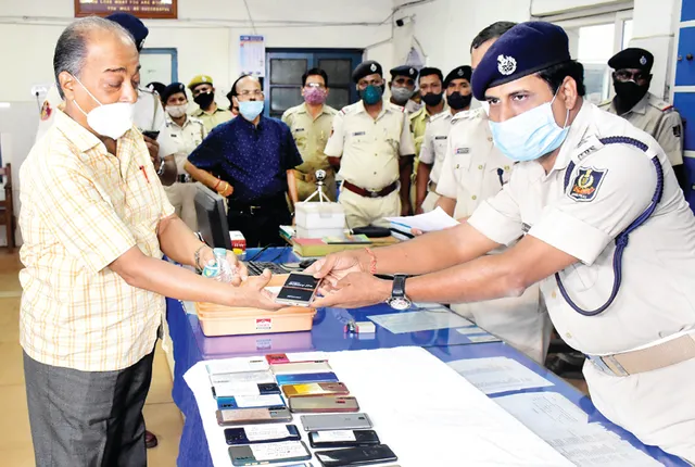 ‌‌ଚୋରି ମୋବାଇଲ୍‌ ଫେରାଇଲା ପୁଲିସ