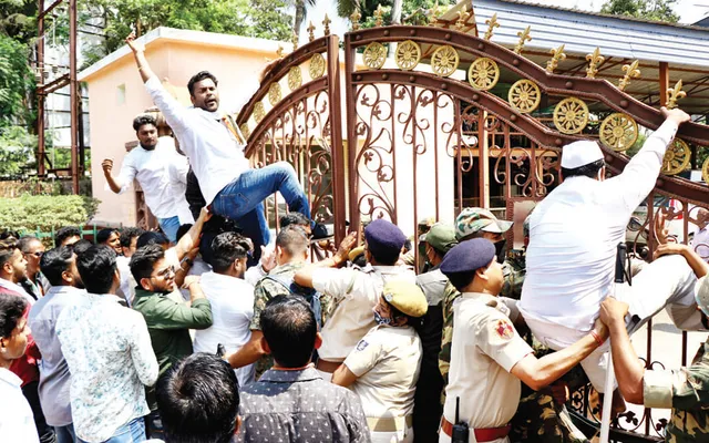 ବିଏମ୍‌ସି ଅଫିସରେ ଧସେଇ ପଶିଲେ କଂଗ୍ରେସକର୍ମୀ