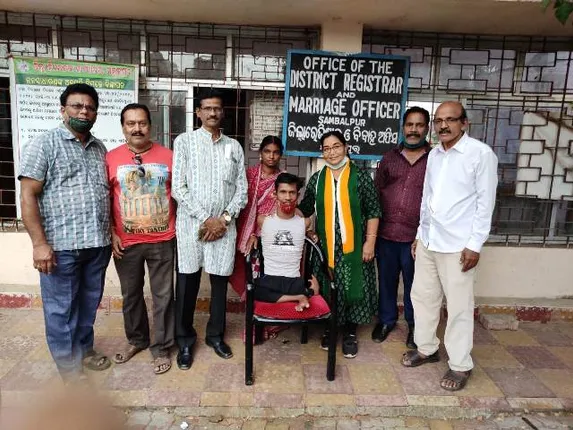 ଭିନ୍ନକ୍ଷମ ଯୁବକକୁ ବାହା ହେଲେ ଯୁବତୀ