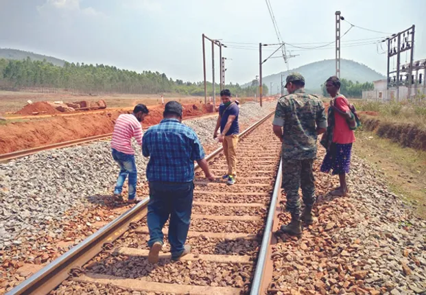 ଯୁବକଙ୍କ କ୍ଷତାକ୍ତ ମୃତଦେହ ରେଳ ଧାରଣାରୁ ଉଦ୍ଧାର, ସନ୍ଧାନୀ କୁକୁର ଏବଂ ସାଇଣ୍ଟିଫିକ୍‌ ଟିମ୍‌ର ତଦନ୍ତ