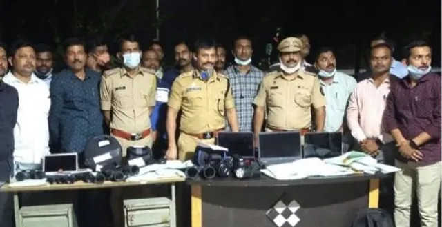 ବାଇନାକୁଲାରରେ ଷ୍ଟାଡିୟମରୁ ମ୍ୟାଚ ଦେଖୁଥିବା ୩୩ ଜଣଙ୍କୁ ଗିରଫ କଲା ପୁଲିସ, କାରଣ ଜାଣିଲେ ଆପଣ ବି ଆଶ୍ଚର୍ଯ୍ୟ ହୋଇଯିବେ