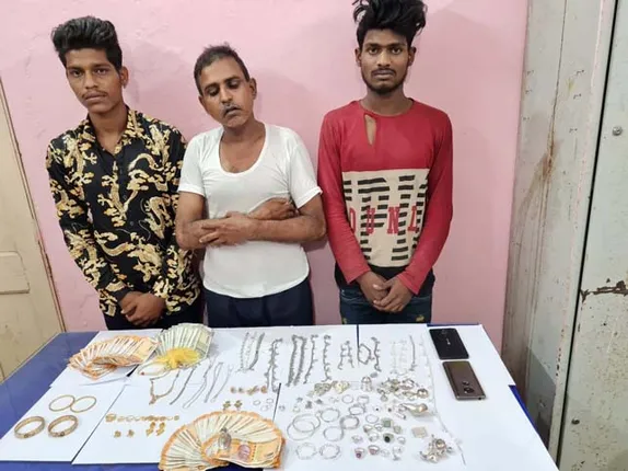 ଡକାୟତ ପାକୁଆ ସମେତ ୩ ଗିରଫ; ଟଙ୍କା, ଗହଣା ଓ ମୋବାଇଲ୍ ଜବତ