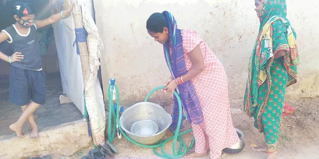 ବସ୍ତିରେ ବିଚିତ୍ର ଜଳଯୋଗାଣ : ଦିନକୁ ଥରେ ମିଳୁଛି ପାଣି, ରାତିଅଧରେ ଆସୁଛି, ସକାଳକୁ ନାହିଁ