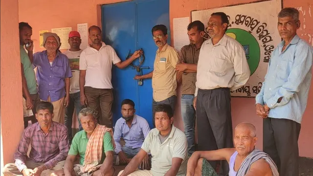 ଧାନ କିଣା ହେଉନଥିବାରୁ ଘସିପୁରା ବ୍ଲକ୍‌ ଅଳତି ସମବାୟ ସମିତିରେ ତାଲା ମାରିଲେ ଚାଷୀ