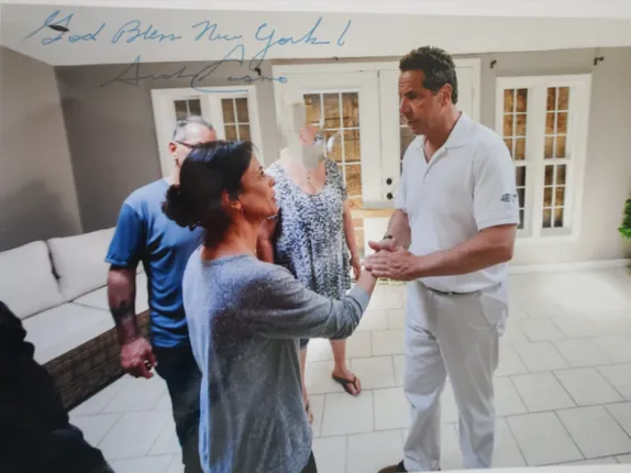 ବନ୍ୟା କ୍ଷୟକ୍ଷତି ଆକଳନ କରିବାକୁ ଯାଇ ମହିଳାଙ୍କୁ ଚୁମ୍ବନ ଦେଲେ ଗଭର୍ଣ୍ଣର