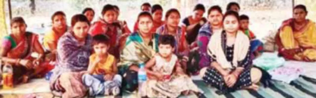 ବିବାହିତ ଝିଅଙ୍କୁ ବି ବିସ୍ଥାପନ ସୁବିଧା ମିଳୁ, ୪୬ ଦିନ ଧରି ଜଙ୍ଗଲରେ ଧାରଣା