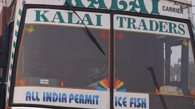 ଟ୍ରାନ୍‌ସ୍‌ଫର୍‌ମର୍‌ରେ ଧକ୍କା ଖାଇଲା ପଛକୁ ଫେରୁଥିବା ମାଛ-ଟ୍ରକ୍‌; ବିଜୁଳି ଆଘାତରେ ଡ୍ରାଇଭର୍‌ ଓ ସୁପର୍‌ଭାଇଜର୍‌ ମୃତ