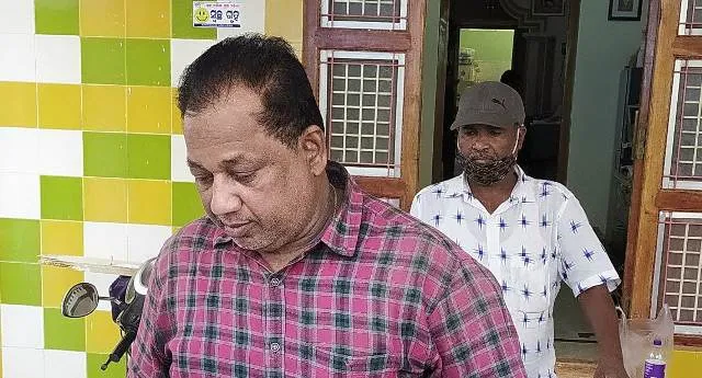 ଆୟବହିର୍ଭୂତ ସମ୍ପତ୍ତି ଠୁଳ ଅଭିଯୋଗରେ ଗଜପତି ଜିଲ୍ଲା ରାୟଗଡ଼ ବ୍ଲକର କନିଷ୍ଠ ଯନ୍ତ୍ରୀଙ୍କ ଘର ସମେତ ୬ଟି ଜାଗାରେ ଭିଜିଲାନ୍ସ ଚଢାଉ