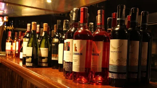 ହୋଟେଲରୁ ୪୫ ବିରଳ ମଦ ବୋତଲ ଚୋରାଇଲେ ଦମ୍ପତି: ଗୋଟିକର ଦାମ୍‌ ୩ କୋଟି