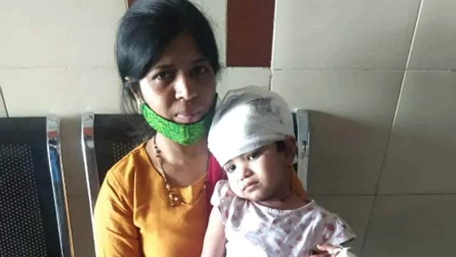 ଚଳନ୍ତା ଟ୍ରେନର ଝରକାରୁ ତଳକୁ ଖସି ପଡ଼ିଲା ଶିଶୁ; ଦେବଦୂତ ସାଜି ଜୀବନ ବଞ୍ଚାଇଲା ରେଳପୁଲିସ