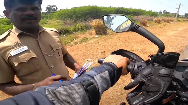 ଜଣେ ବାଇକରଙ୍କୁ ରାସ୍ତାରେ ଅଟକାଇ ଔଷଧ ପ୍ୟାକେଟ ଦେଲେ ପୁଲିସକର୍ମୀ, ଆପଣଙ୍କ ମୁହଁରେ ହସ ଆଣିଦେବ କାରଣ