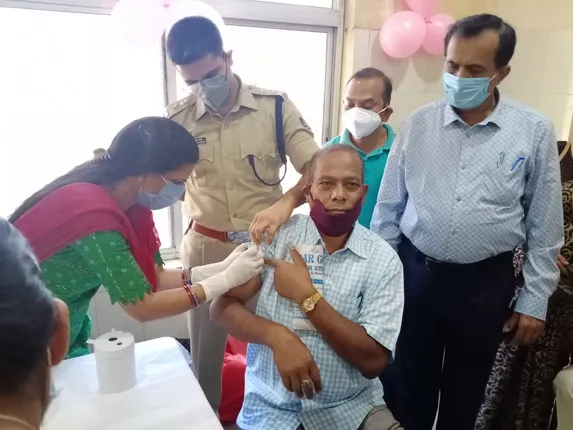 ନବରଙ୍ଗପୁର ଜିଲ୍ଲାରେ ୬ଶହ ବରିଷ୍ଠ ନାଗରିକଙ୍କୁ ଦିଆଗଲା କରୋନା ଟିକା