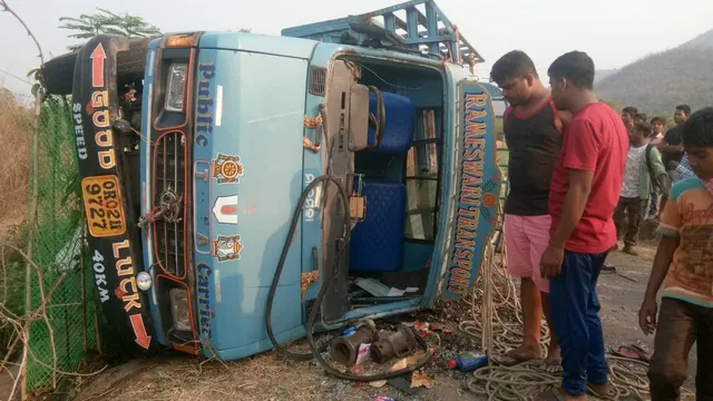 ଝିଅ ଡାକରା ପାଇଁ ଯାଉଥିବା ମିନି ଟ୍ରକ୍ ଓଲଟିଲା; ୧୩ ଗୁରୁତର ବ୍ରହ୍ମପୁର ସ୍ଥାନାନ୍ତରିତ