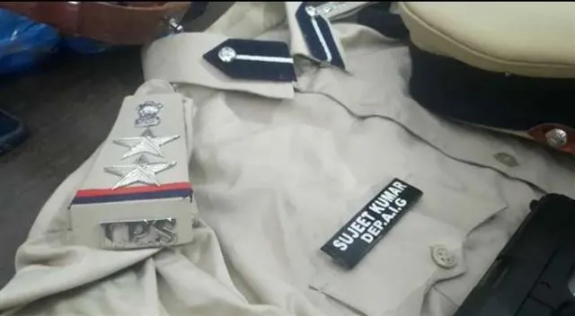 ନକଲି ଆଇପିଏସ ଅଫିସରଙ୍କୁ ଧରାଇଦେଲେ ଚାକିରି ଆଶାୟୀ, ଥାନା ବାବୁ ଜାଣିନପାରି କରିଥିଲେ ସାଲ୍ୟୁଟ