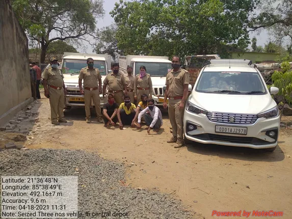 ୨ କାଠ ବୋଝେଇ ପିକ୍‌ଅପ୍‌, କାର୍‌ ଜବତ; ୪ ଗିରଫ