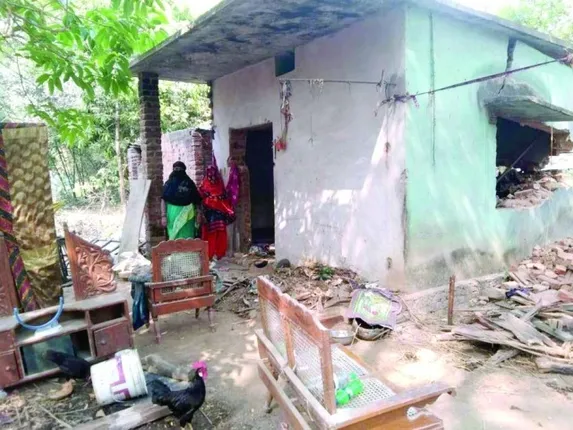 ସମ୍ପର୍କୀୟମାନେ ଭାଙ୍ଗିଦେଲେ ମହିଳାଙ୍କ ଘର