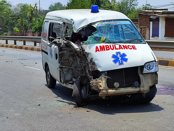ବଡ଼ଗାଁ ବ୍ଲକ ଛକରେ ଆମ୍ବୁଲାନ୍ସକୁ ପିଟିଲା ଟ୍ରକ: ୧ ମୃତ ୧ ଗୁରୁତର