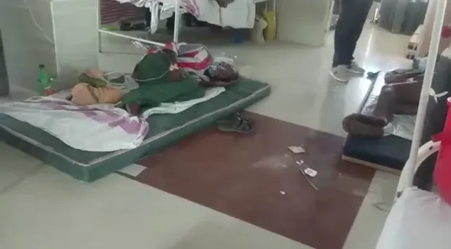 ବଲାଙ୍ଗୀରରେ କରୋନାର କରୁଣ ଚିତ୍ର! ଚଉକି ଓ ଷ୍ଟ୍ରେଚରରେ ଚିକିତ୍ସା