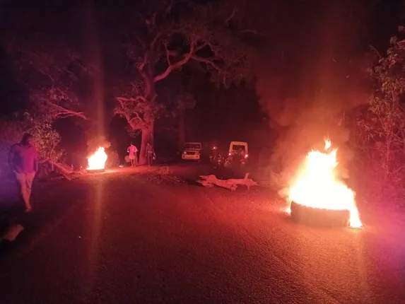 ଅଜଣା ଟ୍ରକ ଧକ୍କାରେ ଶ୍ରମିକଙ୍କ ମୃତ୍ୟୁ, ଉତ୍ତ୍ୟକ୍ତ ଲୋକଙ୍କ ରାସ୍ତା ରୋକ