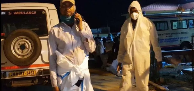 ଶ୍ମଶାନ ଘାଟରୁ ପୁଅର ଦୁଃଖ: ୪୦ ଘଣ୍ଟା ଧରି  ଛିଡ଼ା ହୋଇଛି କିନ୍ତୁ ହୋଇ ପାରୁ ନାହିଁ ବାପାଙ୍କ ଅନ୍ତିମ ସଂସ୍କାର