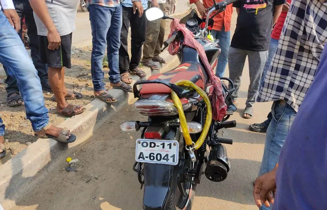 ମର୍ମନ୍ତୁଦ ସଡ଼କ ଦୁର୍ଘଟଣା: ବାଇକ୍ ଉପରେ ଚଢ଼ିଗଲା ହାଇୱା, ଘଟଣାସ୍ଥଳରେ ଦମ୍ପତିଙ୍କ ମୃତ୍ୟୁ