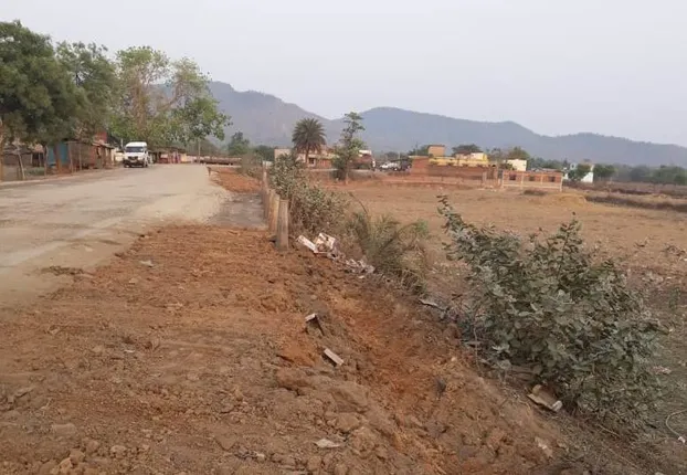 କାରଖାନା ବର୍ଜ୍ୟରେ ଟପରିଆ ରାସ୍ତା ମରାମତି, ଗାଁ ଲୋକଙ୍କ ବିରୋଧ