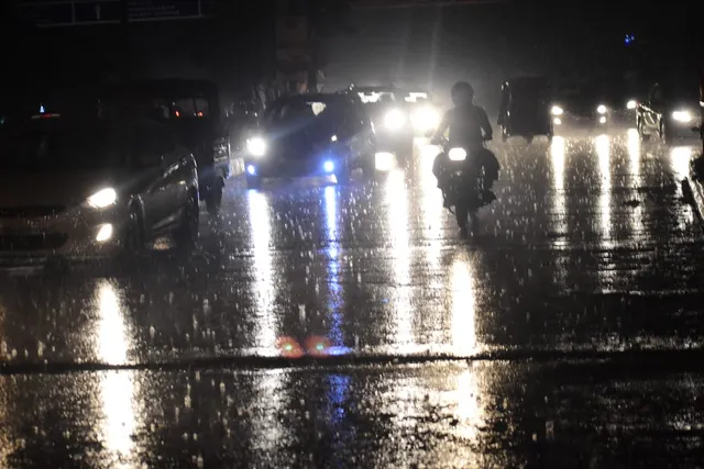 ଭୁବନେଶ୍ବରରେ କାଳବୈଶାଖୀ ଓ ବର୍ଷା। (ଫଟୋ: ବିଭୂତି)