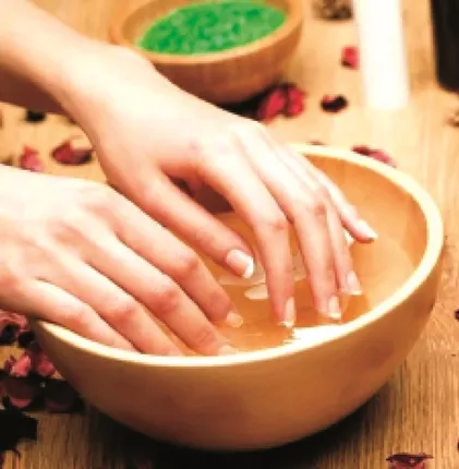 ବିନା ଖର୍ଚ୍ଚରେ ଏମିତି ନଖକୁ କରିପାରିବେ ସୁନ୍ଦର