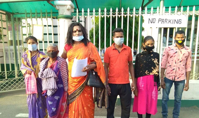 ସୀମାରେ ବନ୍ଧା ପଡ଼ିଛି ପୁଅର ଶବ; ସହଯୋଗ ପାଇଁ ଜିଲ୍ଲାପାଳଙ୍କ ଦ୍ବାରସ୍ଥ ହେଲେ ବୃଦ୍ଧା ମା'