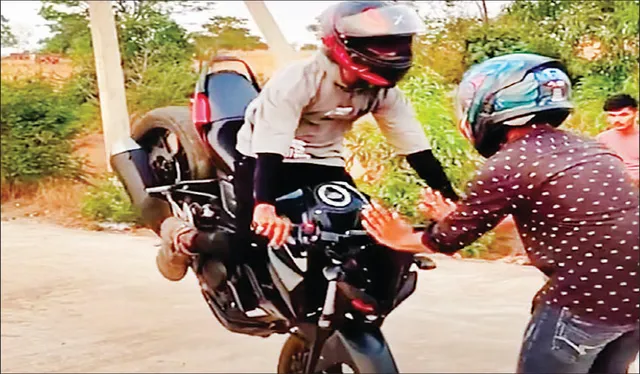 ବାଇକ୍‌ ଷ୍ଟଣ୍ଟରେ ମାତିଛନ୍ତି ଅମାନିଆ