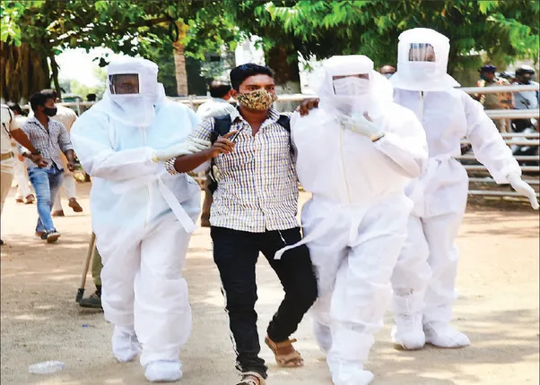 ପିପିଇ କିଟ୍ ପିନ୍ଧି ବିକ୍ଷୋଭକାରୀଙ୍କୁ କାବୁ କଲା ପୁଲିସ