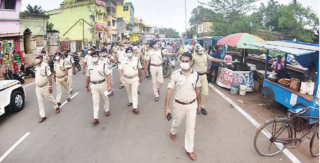 ସୁରକ୍ଷା ବ୍ୟବସ୍ଥା ତଦାରଖ କଲେ ପୁଲିସ କମିସନର୍‌, ଡିସିପିଙ୍କ ନେତୃତ୍ବରେ ଫ୍ଲାଗ୍‌ମାର୍ଚ