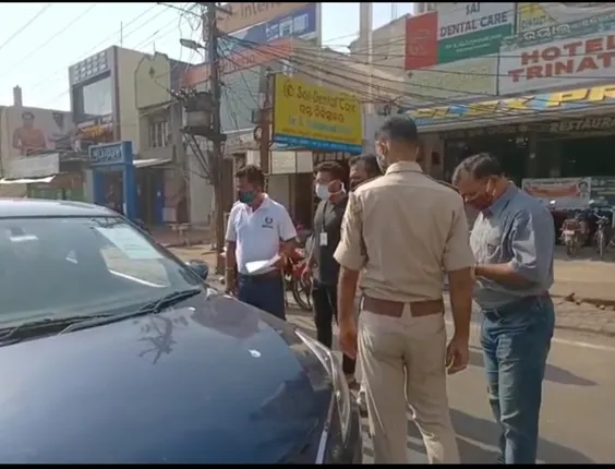 ଅମାନିଆଙ୍କ ନୂଆ କାରସାଦି; ମିଛରେ କୋଭିଡ ୧୯ ପାସ୍ ଲଗାଇ ବୁଲୁଥିଲେ, ପୁଲିସ ଜରିମାନା କାଟି ଛାଡ଼ିଲା