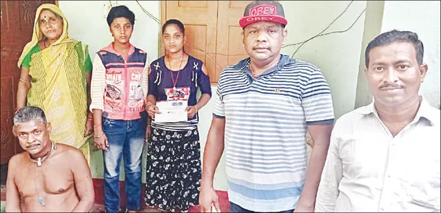 ବାପାଙ୍କ ଚିକିତ୍ସା ପାଇଁ ଦୁଇ ଝିଅ ରାଜମିସ୍ତ୍ରି କାମ କରିବା ଘଟଣା, ଚିକିତ୍ସା ଓ ପଢ଼ା ଖର୍ଚ୍ଚ ବହନ କଲେ ସମାଜସେବୀ