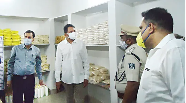 ଝାରପଡ଼ା ଜେଲ୍ ବୁଲିଲେ ଗୃହ ରାଷ୍ଟ୍ରମନ୍ତ୍ରୀ: ‘ପରିସ୍ଥିତିରେ ପଡ଼ି ଜେଲ୍ ଆସୁଥିବା କଏଦୀଙ୍କ ସଂସ୍କାର କ୍ଷେତ୍ରରେ କାମ କର’