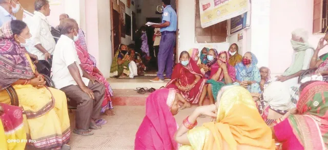 ରେଢୁଆ ସ୍ବାସ୍ଥ୍ୟକେନ୍ଦ୍ରରେ କରୋନା ଟିକା ନେବାକୁ ଧାଡ଼ି; ଖରାରେ ଘଣ୍ଟାଘଣ୍ଟା ଧରି ବୟସ୍କ ଛଟପଟ