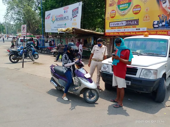 ସୁନ୍ଦରଗଡ଼ରେ କରୋନା ଵେକାବୁ: ପୁଲିସର ମାସ୍କ ଯାଞ୍ଚ କଡାକଡି