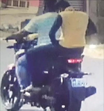 ବ୍ୟାଙ୍କ୍‌ରୁ ପିଛା କରି ଲୁଟି ନେଲେ ୪ ଲକ୍ଷ