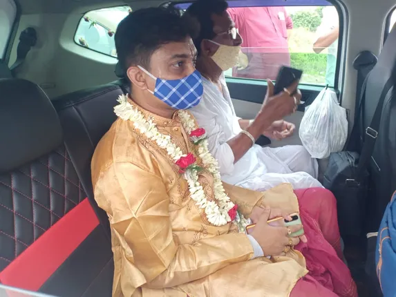 ଓଡ଼ିଶା ସୀମାରୁ ଫେରିଗଲେ ପଶ୍ଚିମବଙ୍ଗ ବର, କୋଭିଡ୍‌ ରିପୋର୍ଟ ନଥିବାରୁ ପ୍ରବେଶ ଅନୁମତି ମିଳିଲାନି