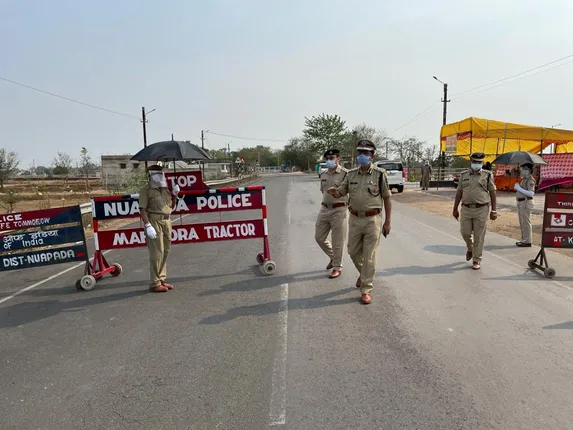 ନୂଆପଡ଼ା ସୀମାନ୍ତରେ ସୁରକ୍ଷା ବ୍ୟବସ୍ଥା ତଦାରଖ କଲେ ପୁଲିସ ମହାନିର୍ଦ୍ଦେଶକ