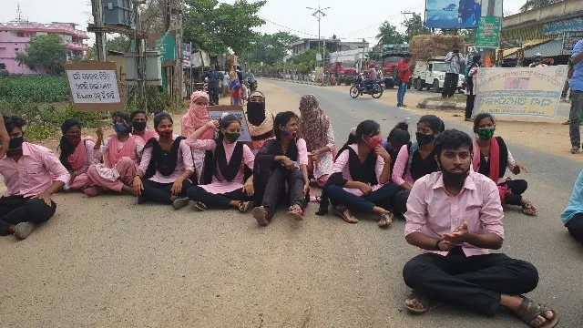 ପରୀକ୍ଷା ବାତିଲ ଦାବିରେ ଧାରଣା: ଅଣଛାତ୍ରଙ୍କ ମାଡ଼ରେ ୩ ଛାତ୍ର ଆହତ