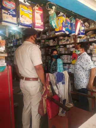 ଔଷଧ ଦୋକାନ ଉପରେ ଚଢ଼ଉ