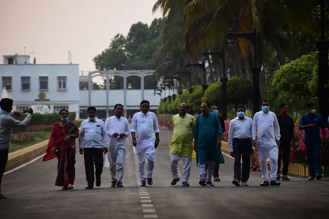 ରାଜ୍ୟପାଳଙ୍କ ଠାରେ ଫେରାଦ ହେଲା ବିଜେପି ବିଧାୟକ ଦଳ, ଗୃହରେ ତରବରିଆ ଭାବେ ୬ଟି ବିଲ୍‌ ପାରିତ ନେଇ ଆଣିଲା ଅଭିଯୋଗ