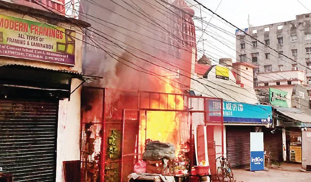 ଜଳିଗଲା ପ୍ଲାଷ୍ଟିକ୍‌ ଫୁଲ ଦୋକାନ ୪୦ ଲକ୍ଷ ଟଙ୍କାର ସମ୍ପତ୍ତି ପାଉଁଶ